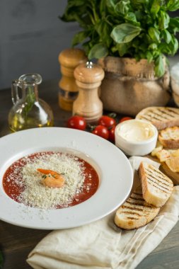 Yemek pişirme tarifi - kremalı domates çorbası peynir, karides ve deniz ürünleri ile