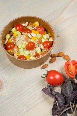Salata vejetaryen, vegan gıda, vitamini aperatif için malzemeler ile. Hafif ahşap arka plan üzerinde göster