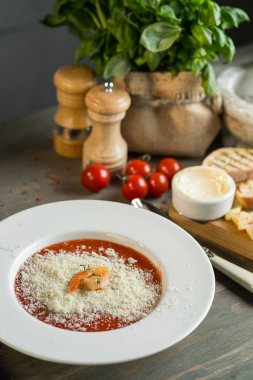Mutfak masasında malzemelerle akşam yemeği kremalı domates çorbası. Tasarım menüsünden veya tarifi için metin alanı alan