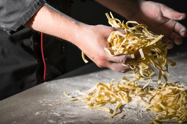 Elinde Şef Tarafından Koyu Siyah Arka Plan Üzerine Spagetti Makarna — Stok fotoğraf