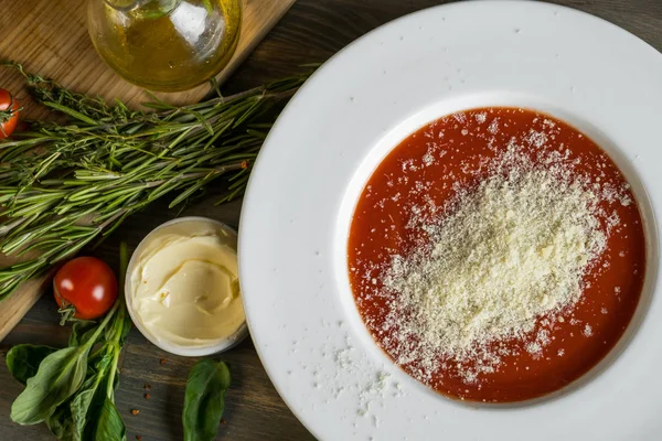 Sopa Creme Tomate Com Tomate Manjericão Ervas Especiarias Croutons Assados — Fotografia de Stock