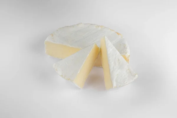 Крупным Планом Куски Резки Camembert Normandie Сыр Изолированы Белом Фоне — стоковое фото