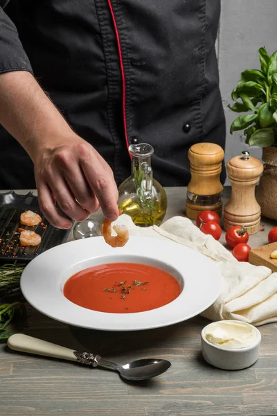 Sup Tomat Dengan Herbal Dan Udang — Stok Foto
