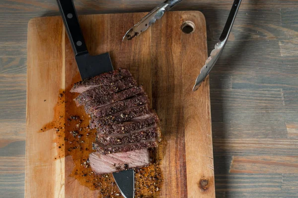 Primer Plano Carne Parrilla Con Cuchillo Cuchara Metal Sobre Tabla — Foto de Stock