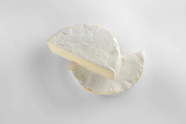 Primer Plano Dos Piezas Sabroso Queso Camembert Aislado Sobre Fondo — Foto de Stock
