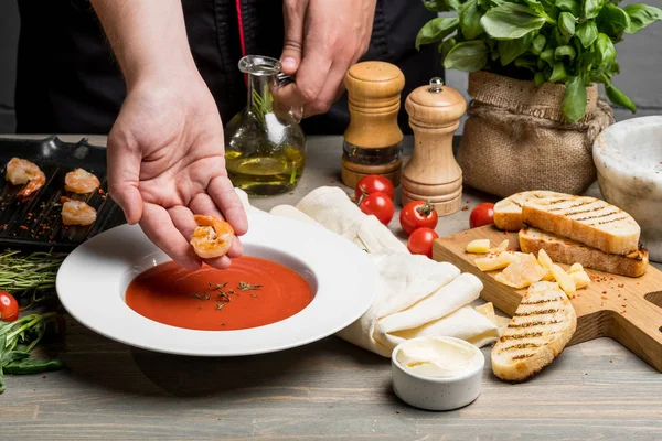 Sopa Tomate Con Hierbas Gambas — Foto de Stock