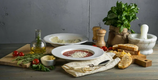 Sopa Crema Italiana Con Queso Tomate Croutons Pan Albahaca Una — Foto de Stock