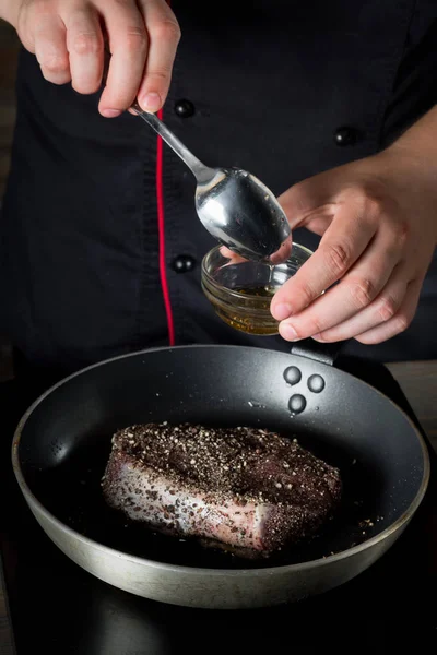 Primer Plano Manos Masculinas Cocinando Carne Con Especias Sartén Metal — Foto de Stock