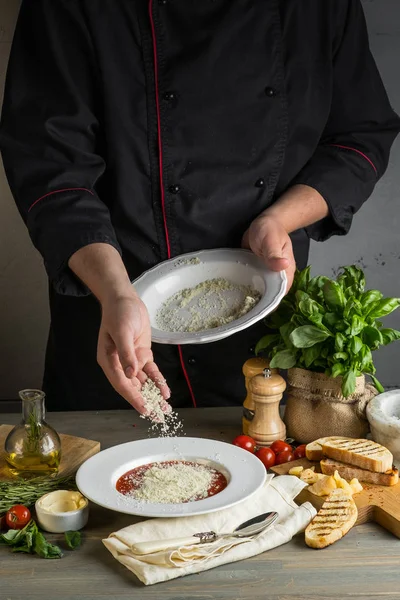 Chef Masculino Sopa Cocina Con Queso Tomates Croutons Mesa Cocina — Foto de Stock