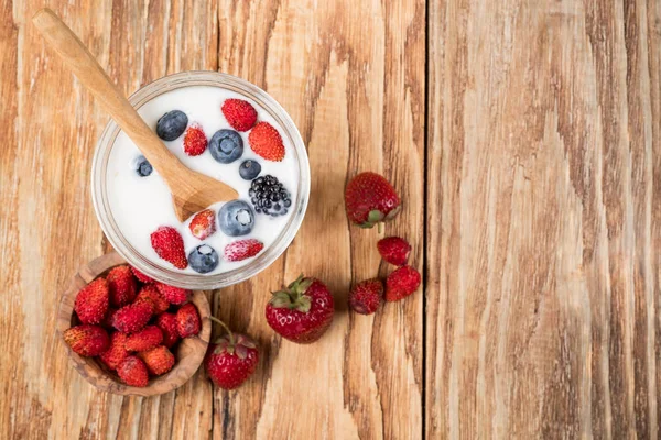 Glass Milkshake Berries Wooden Spoon Table Top View Copy Space — Stock Photo, Image