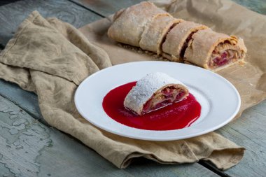 Geleneksel kafe tatlı - meyveli turta pasta çilekli ve fındık rustik tarzı mutfağı ile masa arka plan