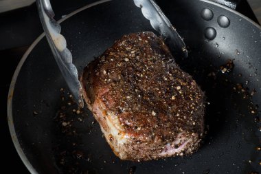 metal kalem pişirme baharatlar ile ızgara et Close-Up