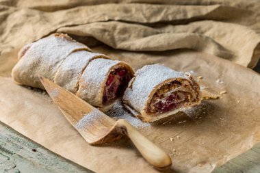 Tatlı kahvaltı - meyveli turta pasta rustik tarzı mutfağı tablo arka plan üzerinde