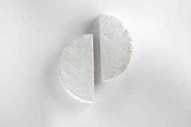 yakın çekim iki adet beyaz arka plan üzerinde izole camembert peyniri kesme  