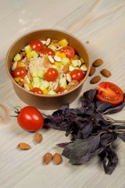 Diyet Detoks salata vejetaryen, vegan gıda, vitamini aperatif ve sağlık yaşam için. Hafif ahşap zemin üzerine üstten dikey görünüm