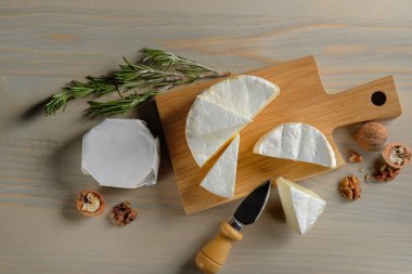 camembert peyniri bıçak, ceviz ve biberiye tablo arka plan üzerinde ahşap tahta üzerinde Close-Up 