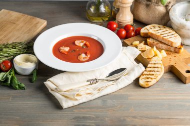 Kremalı domates çorbası malzemeler ile mutfak masasında yemek. Tasarım menüsünden veya tarifi için metin alanı alan