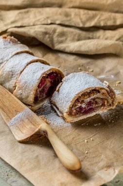 Ev yapımı tatlı kahvaltı - meyveli turta pasta rustik tarzı mutfağı tablo arka plan üzerinde