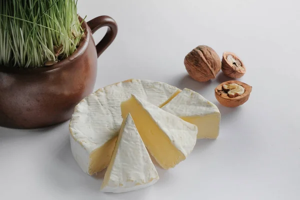 Zbliżenie Biały Smaczny Ser Camembert Orzechami Zielonej Trawy Brązowym Słoiku — Zdjęcie stockowe