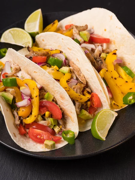 Tacos Con Ingredientes Sobre Fondo Madera Comida Tradicional Mexicana Vista — Foto de Stock