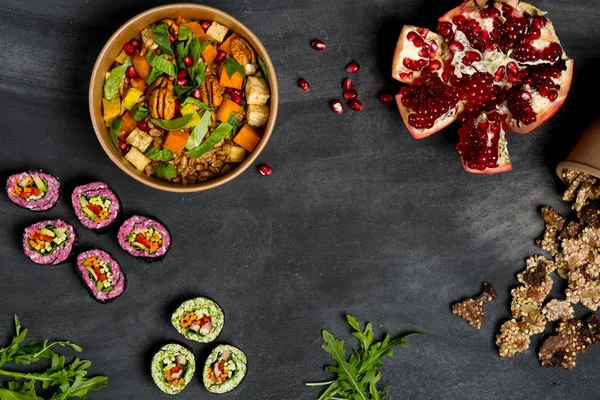 Gătitul Alimentelor Vegetariene Meniu Ingrediente Fundalul Mesei Întunecate Rulouri Salată — Fotografie, imagine de stoc