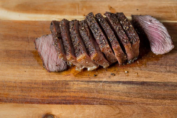 Nahaufnahme Von Gegrilltem Fleisch Mit Gewürzen Auf Holzbrett Auf Tischhintergrund — Stockfoto