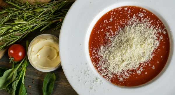 Sopa Creme Tomate Com Tomate Manjericão Ervas Especiarias Croutons Assados — Fotografia de Stock