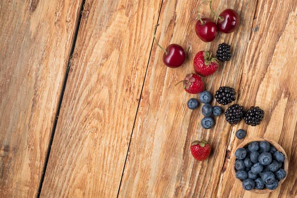 Berries Wooden Bowl Table Top View Copy Space — Stock Photo, Image