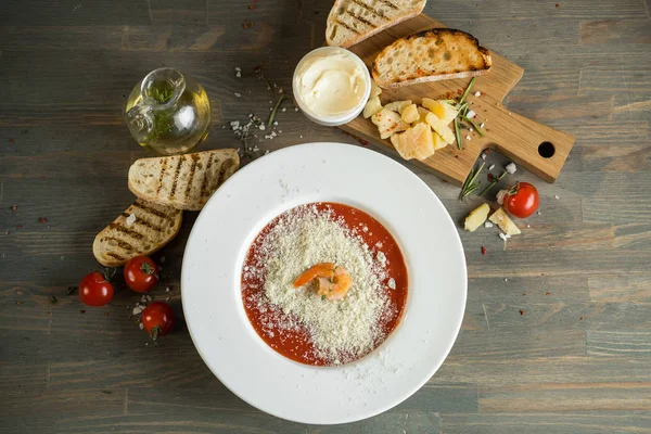 Sopa Tomate Com Croutons Pão Camarões Uma Mesa Cozinha Cinza — Fotografia de Stock