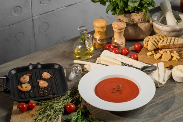 Soupe Tomates Aux Herbes Crevettes — Photo
