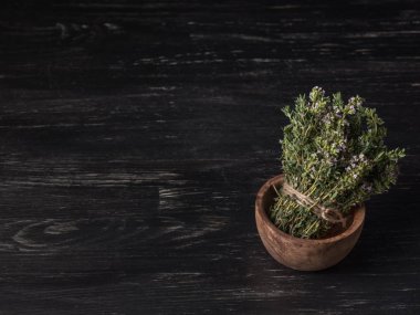 yakın çekim yeşil kuru otlar siyah masada ahşap kase