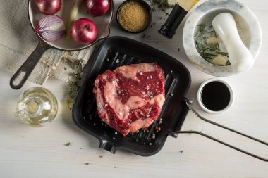 Biftek yemek. Tarifi Yemek Kitabı gıda fotoğraf. Beyaz tahta arka plan, en iyi düz görünüm