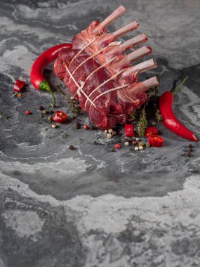 Tablo arka plan üzerinde kırmızı sıcak biber ile ham örme dana kaburga Close-Up 