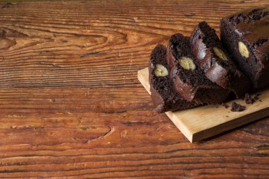 Close-Up masada ahşap tahta üzerinde muz ile lezzetli çikolatalı kek 