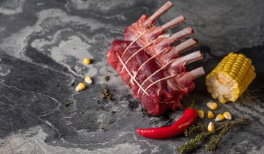 mısır koçanı ve kırmızı sıcak biber biber tablo arka plan üzerinde tarih ile ham örme dana kaburga Close-Up 