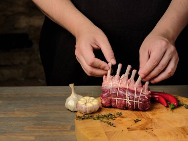 Erkek el ahşap tahta üzerinde çiğ dana kaburga pişirme Close-Up