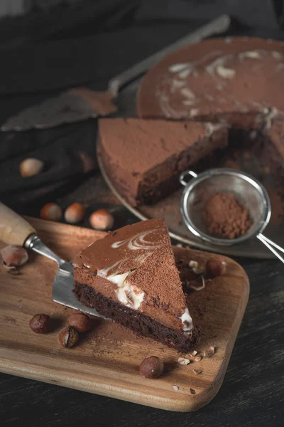 Närbild Välsmakande Bit Chokladkaka Spatel Trä Ombord — Stockfoto