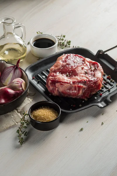 Tatarský Biftek Připravené Vaření Pánev Bylinkami Kořením Marináda Ingredience — Stock fotografie zdarma