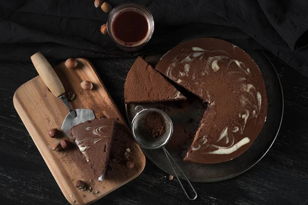 Närbild Välsmakande Bit Chokladkaka Träskiva Med Köksutrustning Bord — Stockfoto