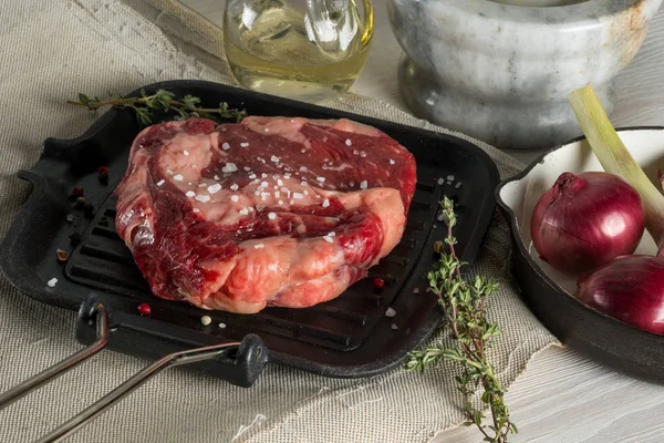 Bifteck Cru Sur Une Poêle Griller Avec Des Herbes Des — Photo