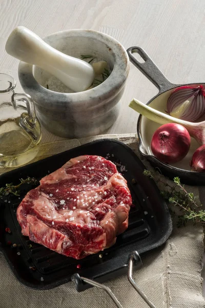 Červené Maso Steak Gril Pánev Bylinkami Kořením Ingredience Marinády — Stock fotografie