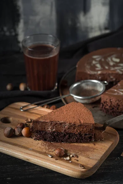 Närbild Välsmakande Bit Chokladkaka Träskiva Med Köksutrustning Bord — Stockfoto