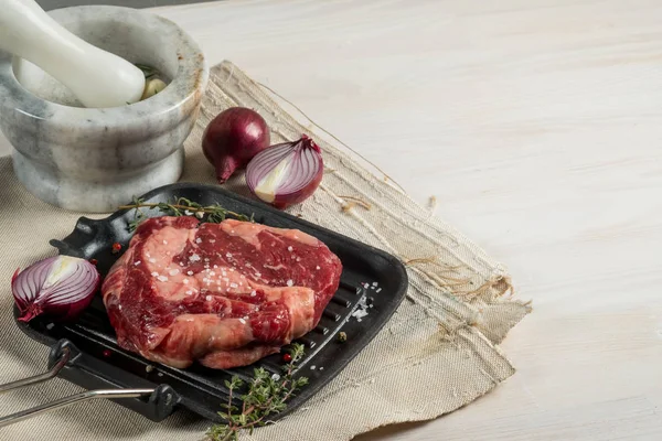 Steak Viande Rouge Sur Une Poêle Griller Avec Des Herbes — Photo