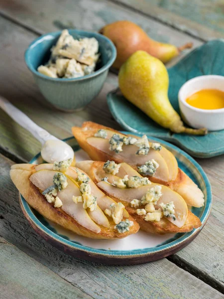 Närbild Baguette Med Mjuk Dor Ädelost Päron Och Honung Plattan — Stockfoto