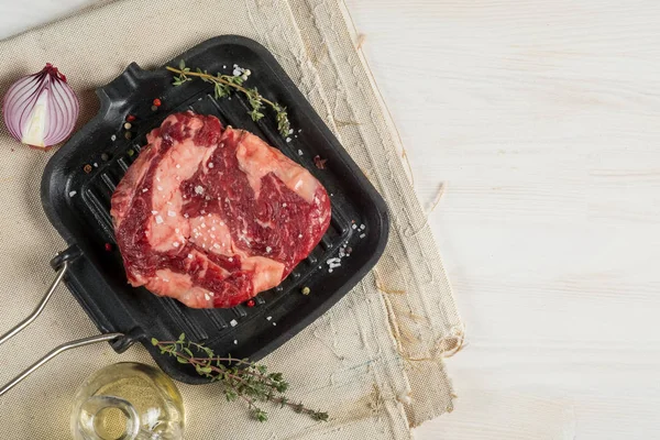 Steak Frais Sur Une Poêle Griller Avec Des Herbes Des — Photo