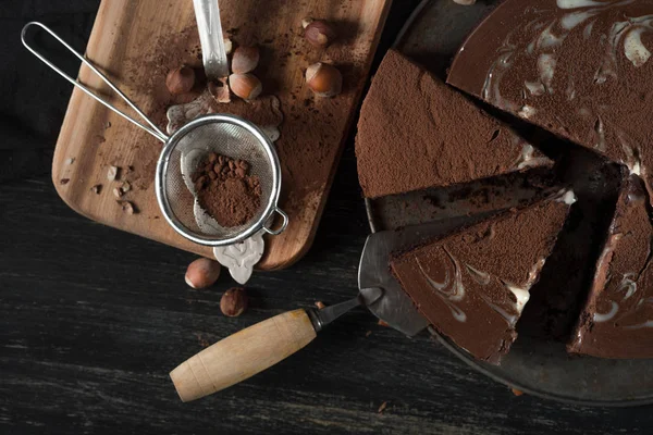 Närbild Välsmakande Bit Chokladkaka Spatel Trä Ombord — Stockfoto