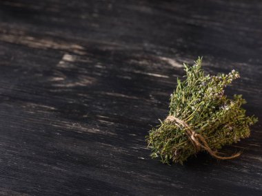 yakın çekim yeşil kuru otlar siyah ahşap masa üzerinde demet