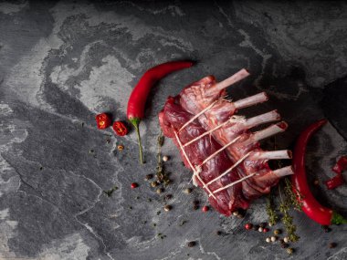 Tablo arka plan üzerinde kırmızı sıcak biber ile ham örme dana kaburga Close-Up 