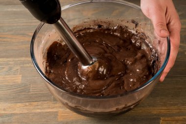 Ahşap masa arka plan üzerinde aşçı elle malzemelerle çikolata tatlı yemek.