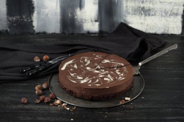 ahşap masa üzerinde metal tepsi üzerinde çikolatalı kek Close-Up 